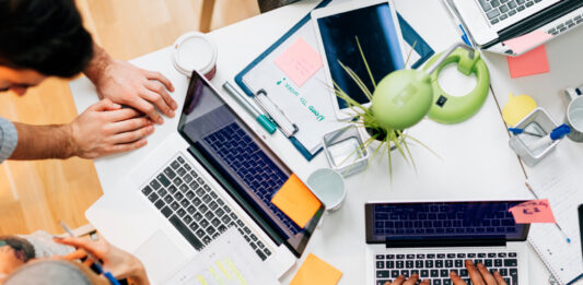 Schreibtisch mit mehreren Laptops