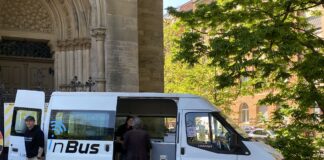 Vesperkirche Stuttgart: Weiterbildung auf Rädern großer weißer Bus auf Kirchenplatz mit Menschen und Utensilien