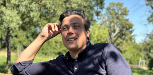 Pfarrer Justus Geilhufe im Interview im Garten