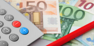 Rheinische Kirche kürzt Haushalt um mehr als 30 Millionen Euro Rotstift, Euro und Taschenrechner