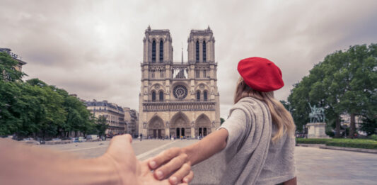 Junge Frau vor Notre Dame in Paris