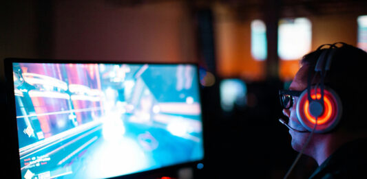 Junger Mann beim Gaming