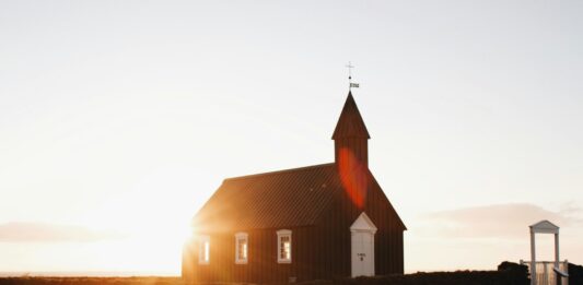 Eine Kirche im Gegenlicht Sonnenuntergang