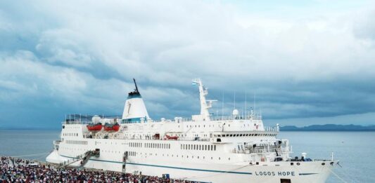 Das OM-Schiff Logos Hope liegt in einem Hafen in El Salvador.
