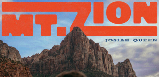 Mt.Zion Albumcover: Der Sänger steht in der Wüste und blickt auf einen Berg zurück
