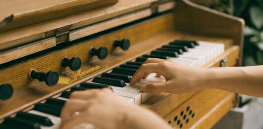 Organist spielt Orgel