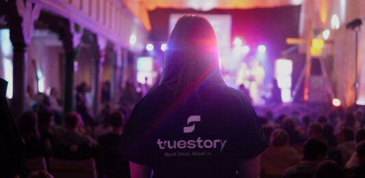 Perspon von hinten mit T-Shirt truestory
