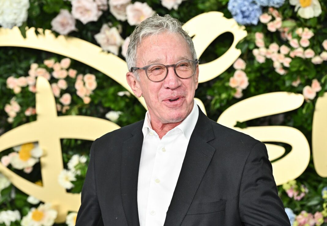 Tim Allen, inzwischen über 70, lächelt