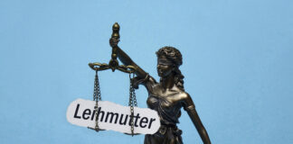 Bischöfin über Leihmutterschaft: „Leben darf nicht zu kaufen sein“ FOTOMONTAGE, 11.09.2025, Borkwalde, Brandenburg, Die Figur der Justitia traegt den Schriftzug Leihmutter.