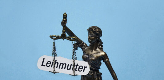 FOTOMONTAGE, 11.09.2025, Borkwalde, Brandenburg, Die Figur der Justitia traegt den Schriftzug Leihmutter.