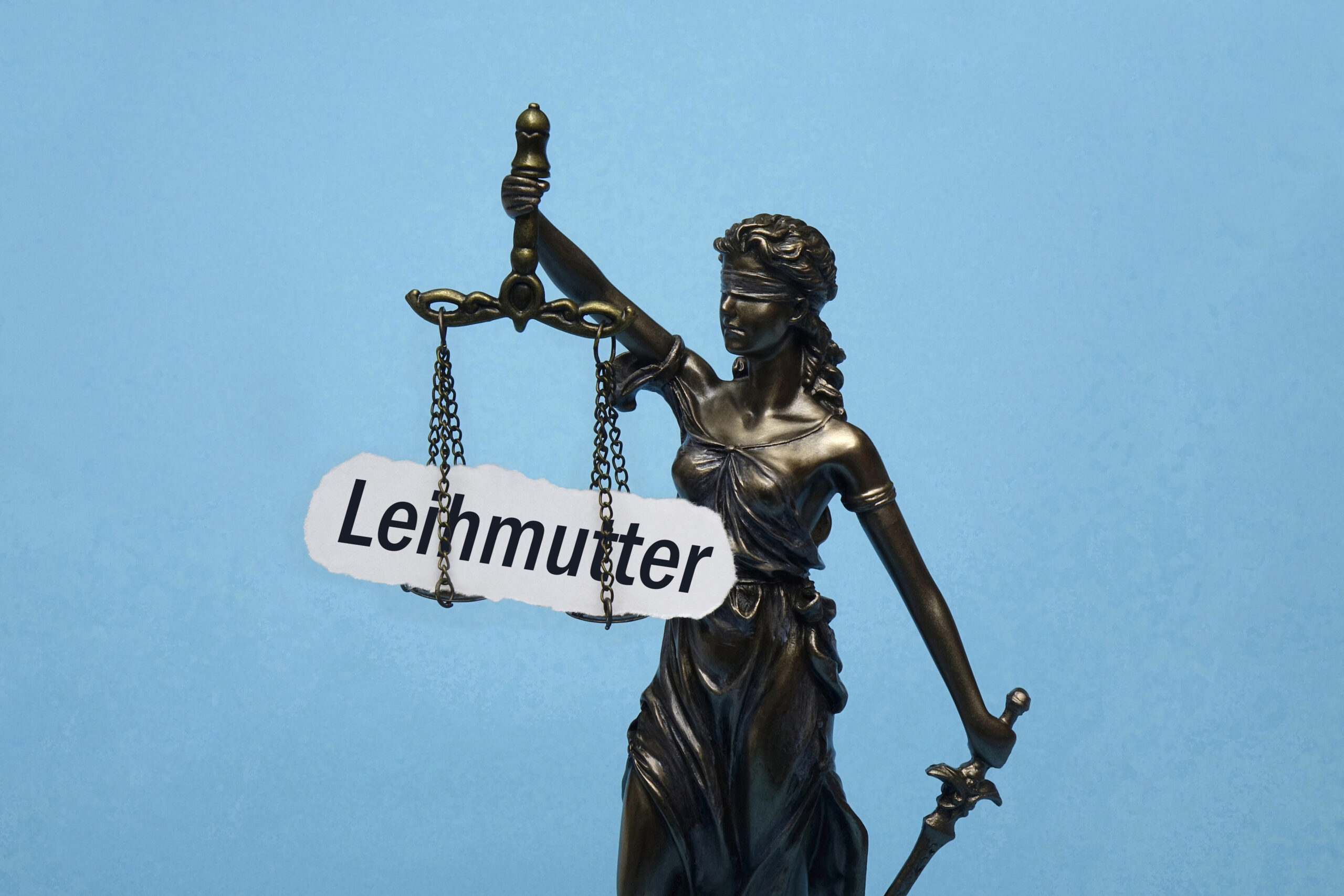 FOTOMONTAGE, 11.09.2025, Borkwalde, Brandenburg, Die Figur der Justitia traegt den Schriftzug Leihmutter.