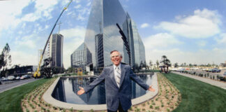 Die Megachurches sind nicht mehr mega Fernsehprediger Robert Schuller vor der Crystal Cathedral