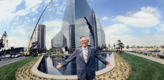 Fernsehprediger Robert Schuller vor der Crystal Cathedral