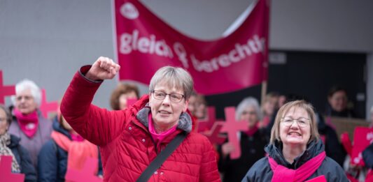 Der kfd am protestieren, ganz vorne die Bundesvorsitzende, die eine Faust in die Höhe hebt.