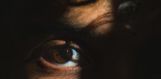 Licht und Schatten über dem Auge eines Mannes