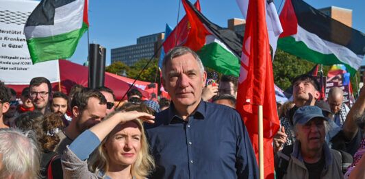 Ines Schwerdtner und Jan van Aken (Bundesvorsitzende der Linkspartei) bei der Demonstration "Zusammen für Gaza" im September 2025