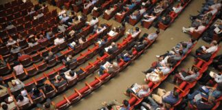 Theologiestudium: „Status quo ist keine Option“ Hörsaal in der Uni von oben, viele Studenten sitzen in den Reihen
