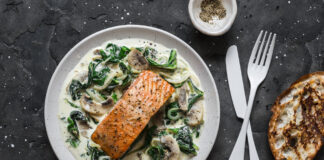 Warum essen viele Menschen freitags Fisch? Lachs mit Spinat und Pilzen