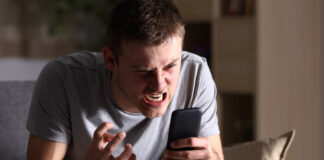 Blasphemie – „Religion muss Kritik aushalten“ Wütender junger Mann mit Smartphone