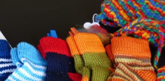 Weltrekordversuch: 36.000 Sockenpaare stricken für Obdachlose Bunte Paare von Stricksocken