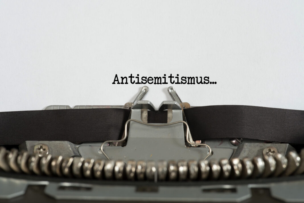Schreibmaschine mit Wort Antisemitismus