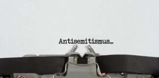 Berlin: Mordaufruf gegen Juden Schreibmaschine mit Wort Antisemitismus