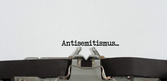 Schreibmaschine mit Wort Antisemitismus