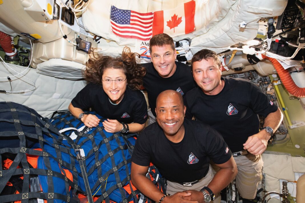Die Crew der Artemis 2 Mission wie sie in ihrer Raumkapsel schweben.