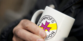 Bahnhofsmission: Anlaufstelle und Zufluchtsort Kaffeetasse mit Logo Bahnhofsmission