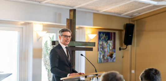 BEFG-Generalsekretär Dr. Maximilian Zimmermann steht an einem Rednerpult.