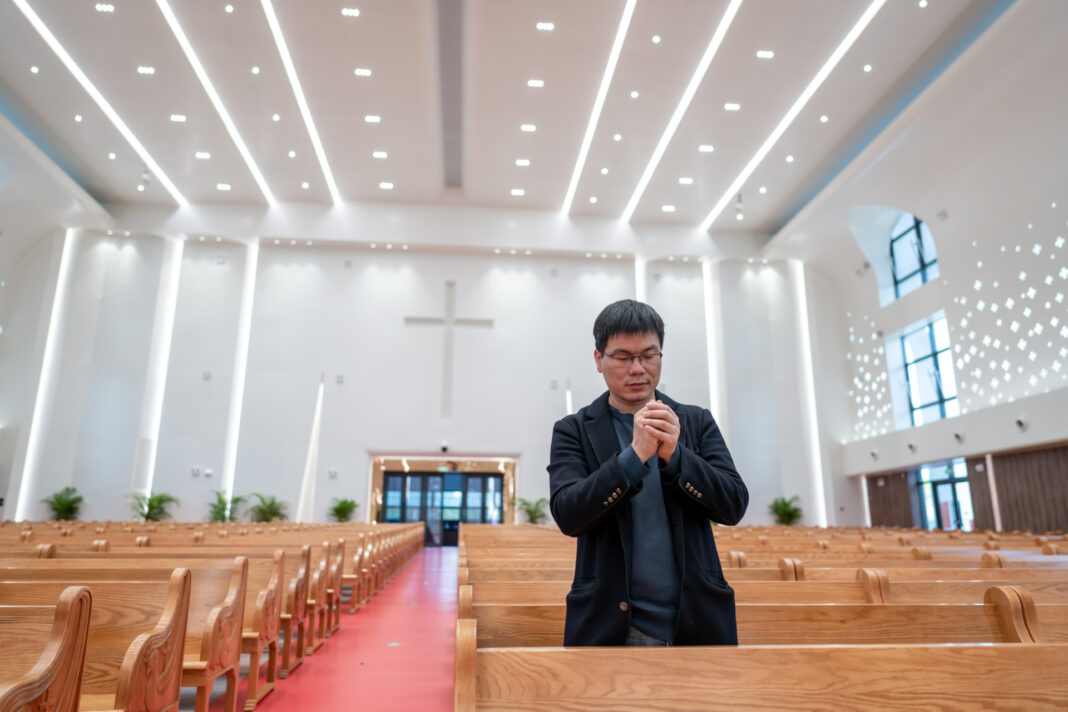 Asiatischer Mann in einer Kirche