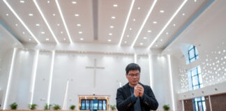 Wie China Christen in den Untergrund drängt Asiatischer Mann in einer Kirche
