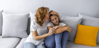 Erziehungs-Expertin: Es gibt keinen „harmlosen Klaps“ auf den Po Mutter mit Teenager Tochter auf dem Sofa