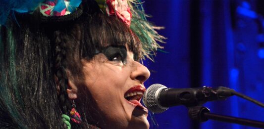 Nina Hagen schaut singend nach oben