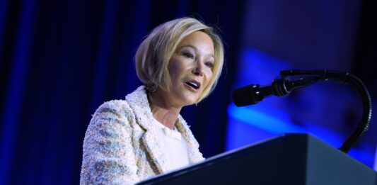 Trumps spirituelle Beraterin Paula White steht an einem Rednerpult.