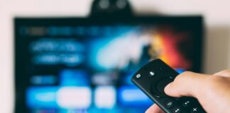 Gott statt Netflix: Ein Jahr ohne Fernsehen Eine Fernbedienung vor einem unscharfen Fernseher.