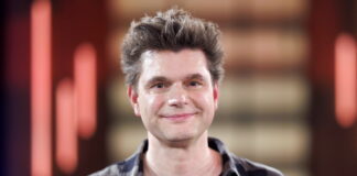 Lutz van der Horst: „Ich glaube, nach dem Tod wird es erst richtig gut“ Ein Portraitbild von Lutz van der Horst. Er lächelt.