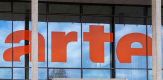 TV-Tipp: „Kann Glaube glücklich machen?“ Das Arte Logo auf der Glasfront des Gebäudes