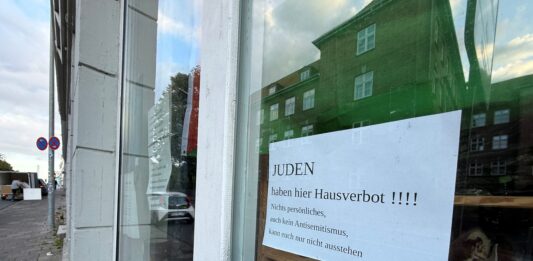 Der Aushang, der Juden und Jüdinnen den Zutritt in einem Geschäft verbot