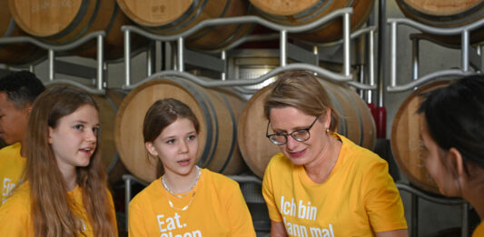 Die rheinland-pfälzische Bildungsministerin Stefanie Hubig (SPD, 3.v.l.) beteiligt sich zusammen mit Schülerinnen und Schülern in einem Weingut in Mainz an einem Arbeitseinsatz der Aktion Tagwerk. Die Hilfsorganisation unterstützt damit Projekte für Kinder und Familien in Afrika.