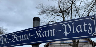 Weltweit ältester Priester: Bruno Kant mit 110 Jahren verstorben Der Platz vor der Kirche in Eichenzell-Löschenord ist nach Bruno Kant benannt.