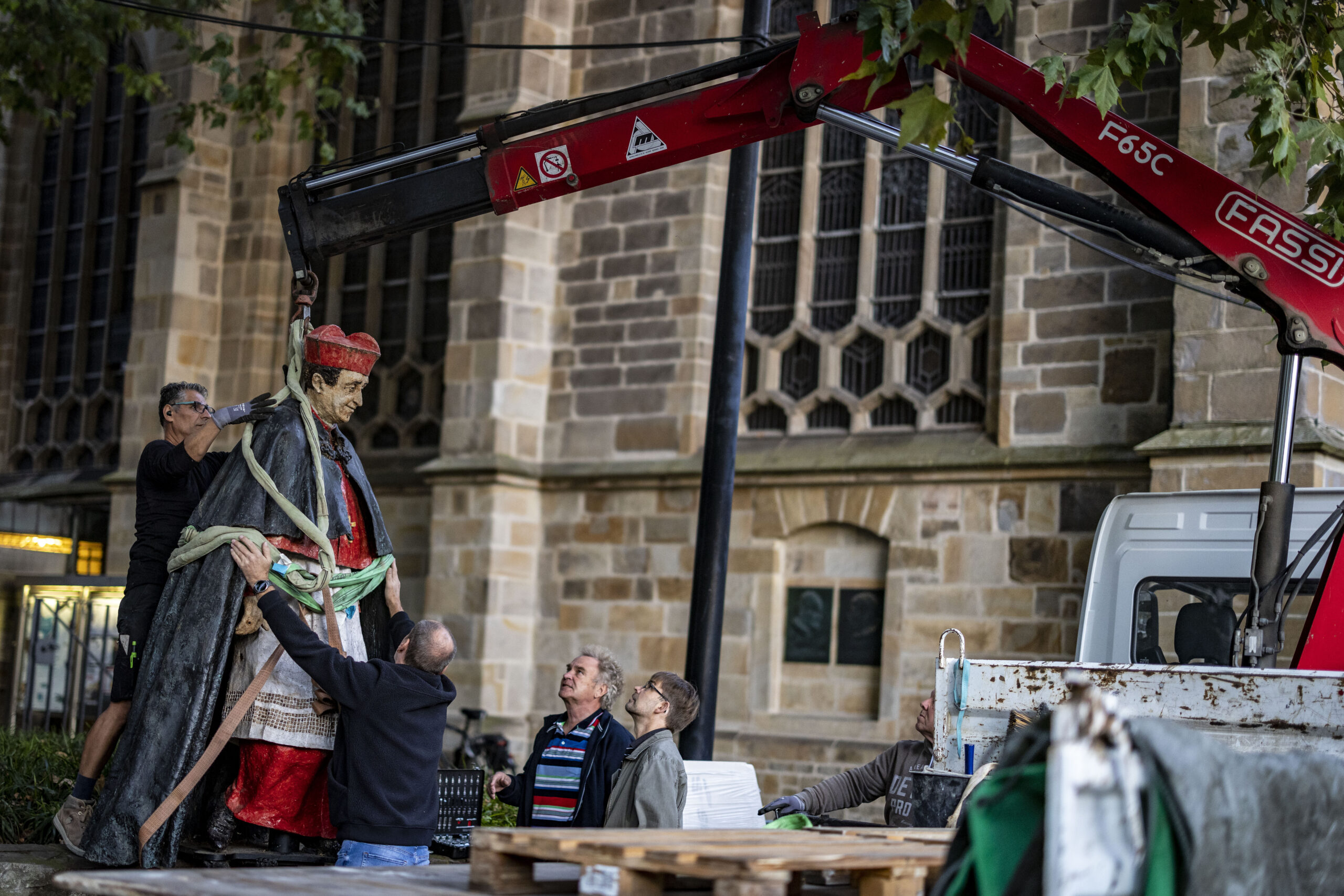 Die Skulptur des Essener Kardinals Franz Hengsbach hängt nach der Demontage vor dem Essener Dom an einem Kran und wird auf einen Lastwagen verladen. Das Bistum Essen hatte mitgeteilt, dass der «gravierende» Verdacht bestehe, Hengsbach könnte in seiner Zeit als Weihbischof in Paderborn eine 16-Jährige sexuell missbraucht haben.