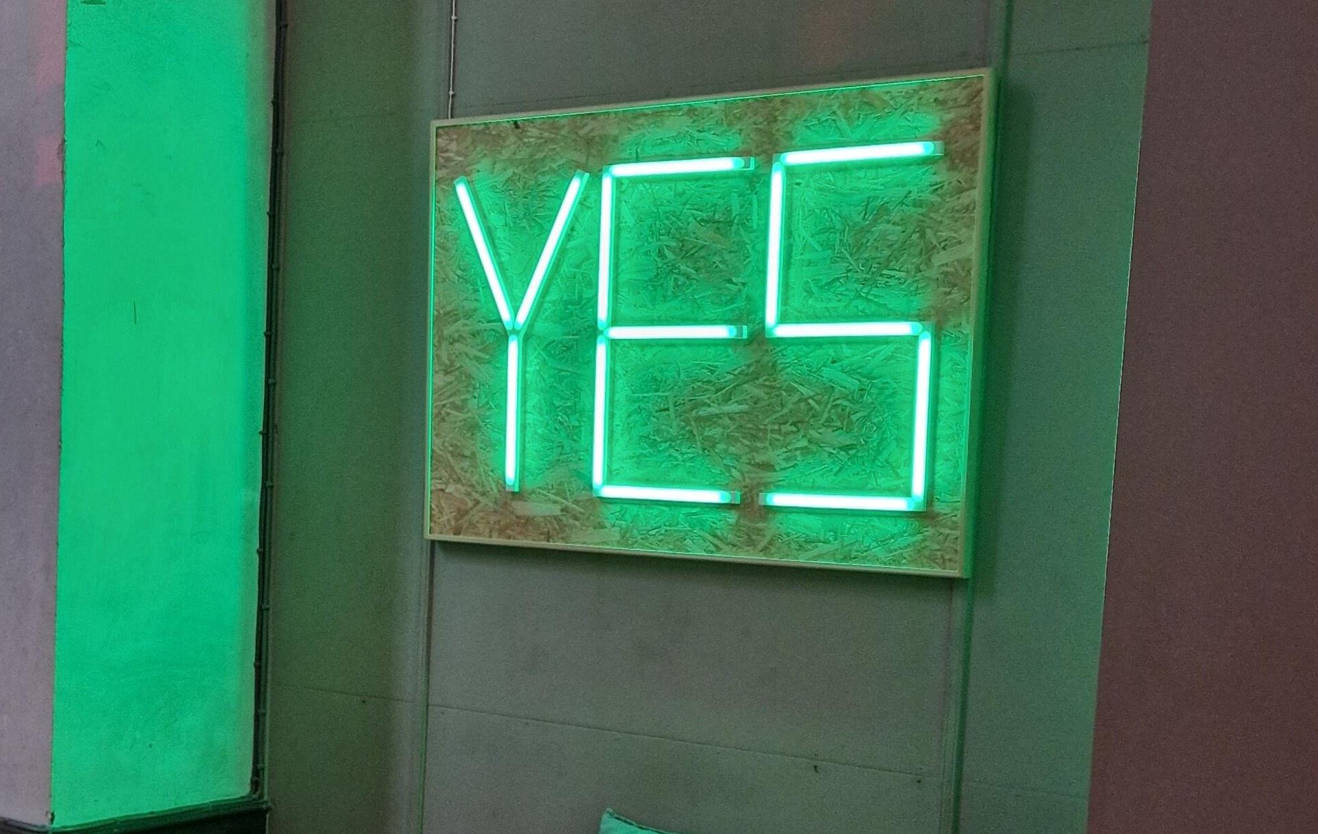 Ein leuchtender grüner Schriftzug: YES