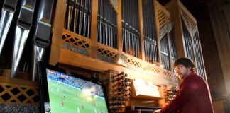 Wenn die Kirche zum Fußballstadion wird Der Stummfilmpianst Stephan von Bothmer begleitet WM-Spiele live an der Kirchenorgel