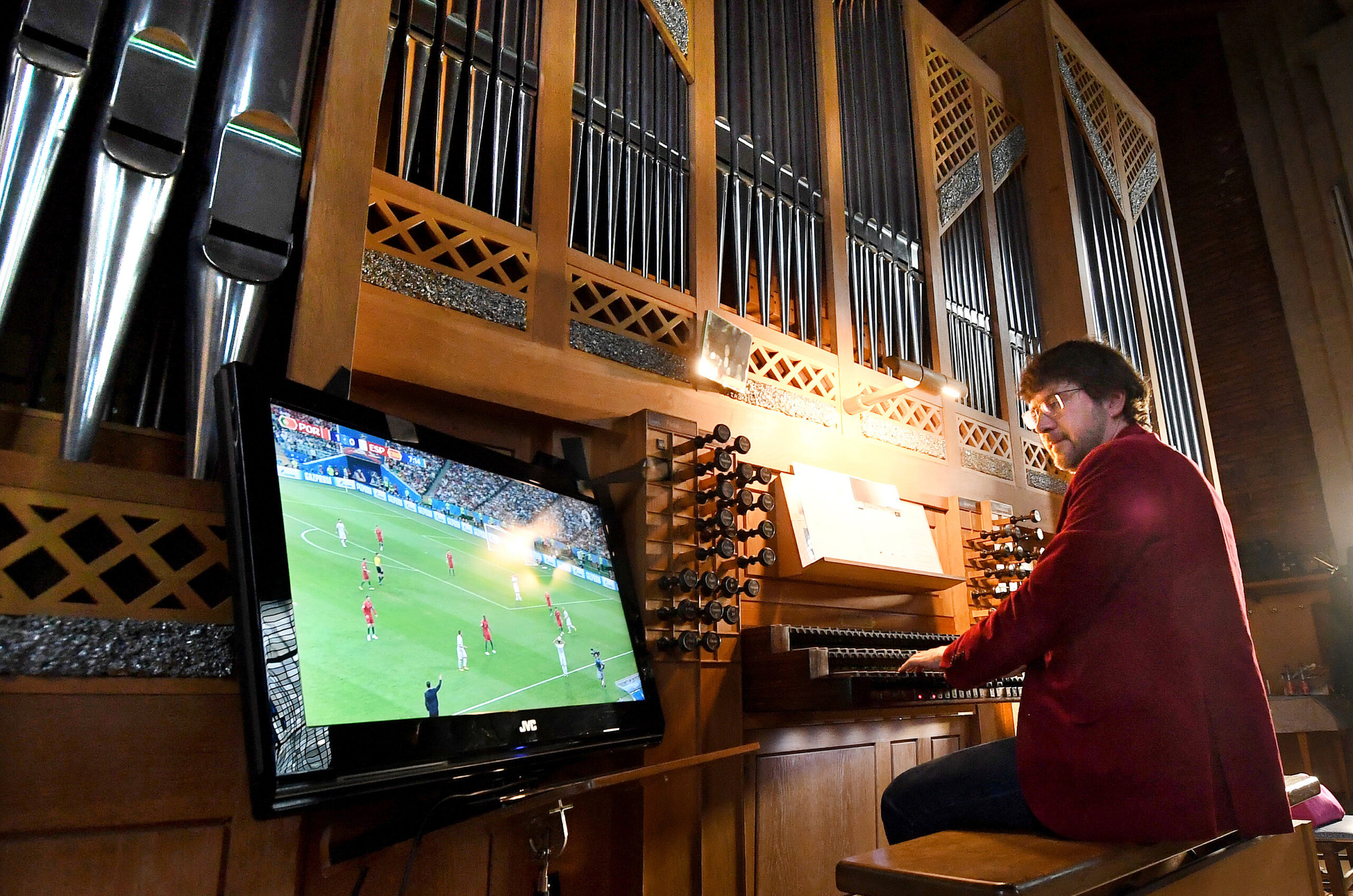 Der Stummfilmpianst Stephan von Bothmer begleitet WM-Spiele live an der Kirchenorgel