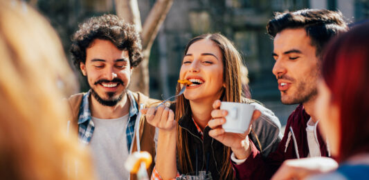 Junge Erwachsene essen gemeinsam