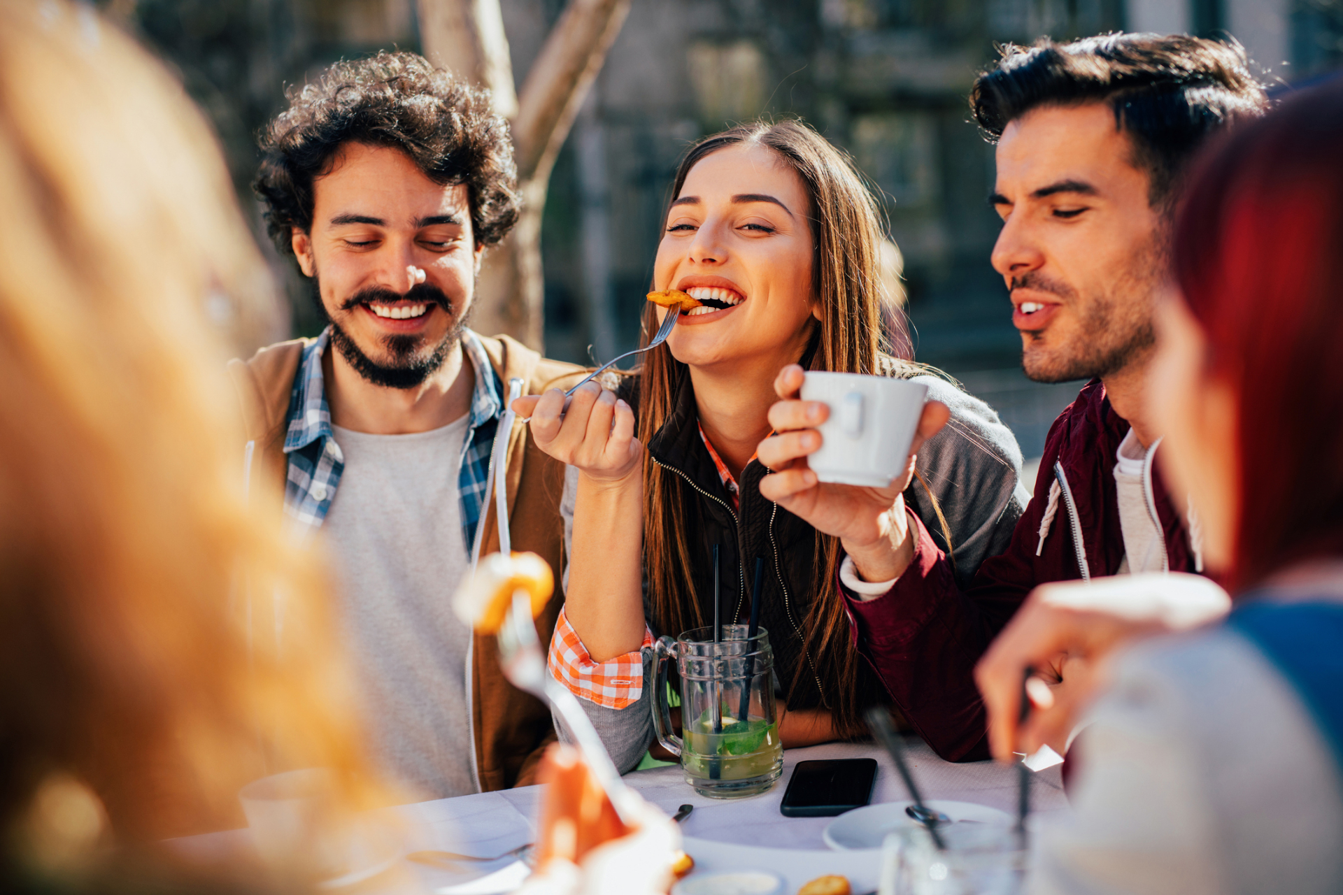Junge Erwachsene essen gemeinsam