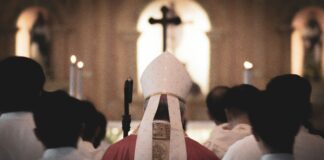 Vatikan verbietet Laienpredigten bei Eucharistiefeier Ein katholischer Geweihter geht durch eine Kirche.