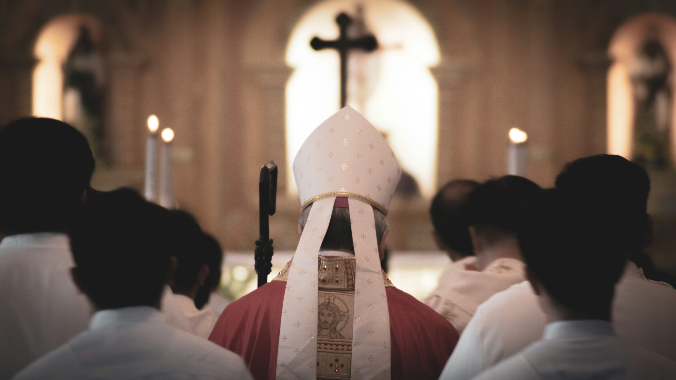Ein katholischer Geweihter geht durch eine Kirche.