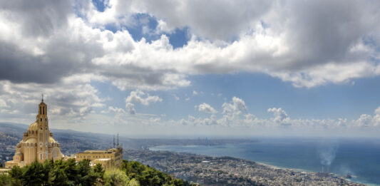 Kloster Harissa mit Beirut im Hintergrund